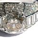 Bague joaillerie diamant central serti sur griffes, descendu de diamants baguettes serti clos et pave de diamante serti grains